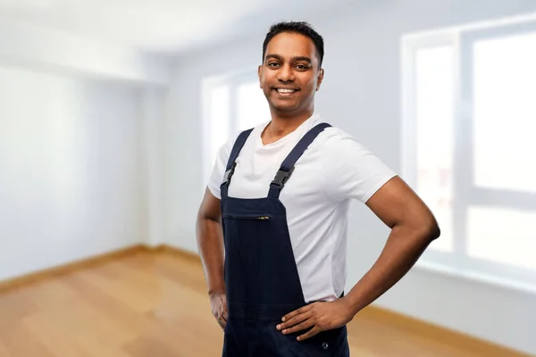 Счастливый улыбающийся индийский рабочий или строитель — стоковое фото