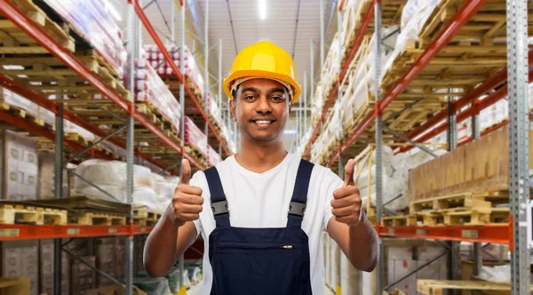 Glücklicher indischer Arbeiter zeigt Daumen nach oben im Lager — Stockfoto