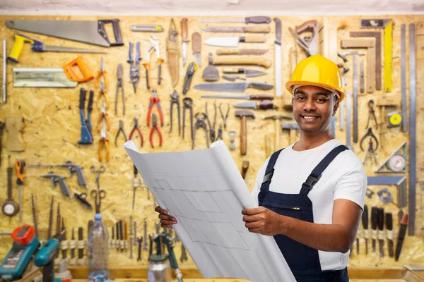Glücklicher indischer Baumeister im Helm mit Blaupause — Stockfoto