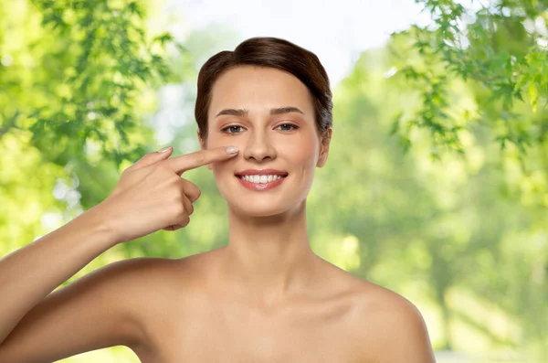 Mooie glimlachende vrouw tonen haar neus — Stockfoto