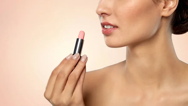 Mooie jonge vrouw met roze lippenstift glimlachen — Stockfoto