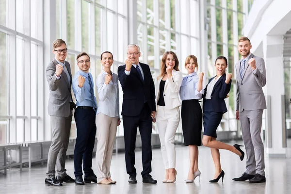 Happy business team viert succes op kantoor — Stockfoto