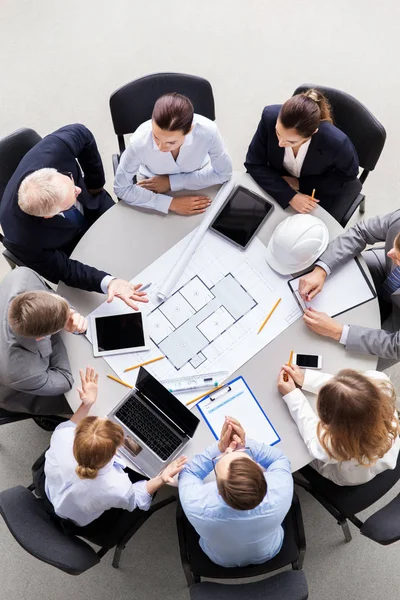 Architekten mit Laptop und Blaupause im Büro — Stockfoto