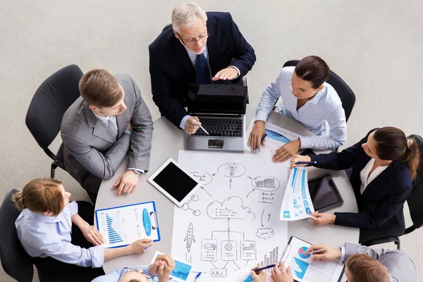 Equipo de negocios con reunión de esquema en la oficina —  Fotos de Stock