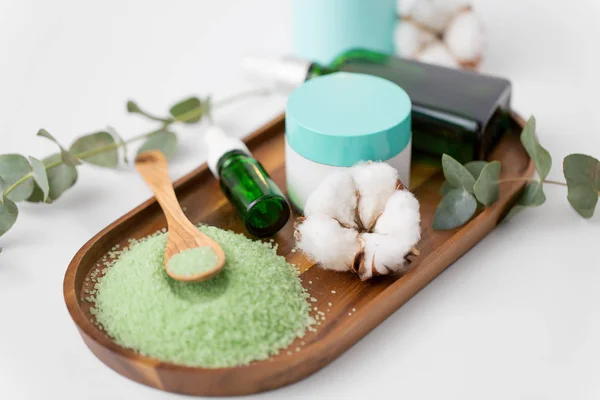 Bath salt, serum, moisturizer and oil on tray — Stock Photo, Image