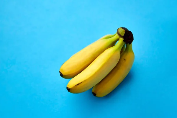 Närbild av mogen banan gäng på blå bakgrund — Stockfoto