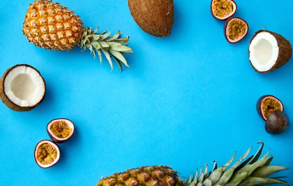 Ananas, fruits de la passion et noix de coco sur bleu — Photo