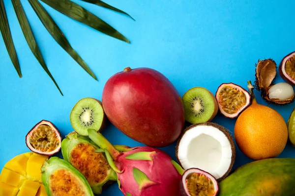 Frutas exóticas diferentes no fundo azul — Fotografia de Stock