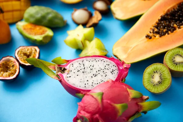 Frutas exóticas diferentes no fundo azul — Fotografia de Stock