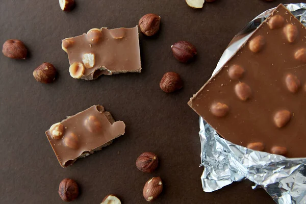 Coklat susu bar dengan hazelnut dalam bungkus foil — Stok Foto