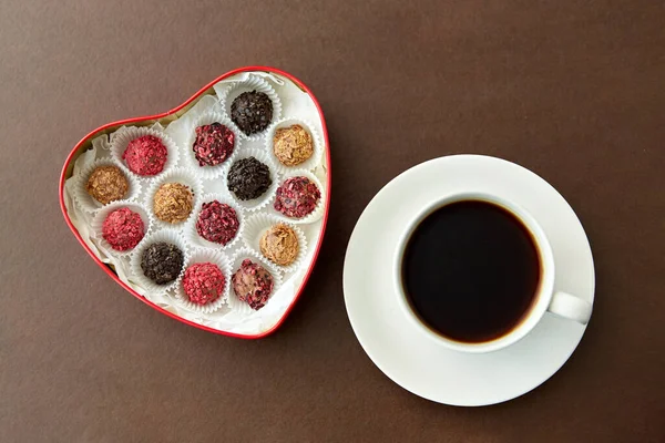 Caramelle in scatola di cioccolato a forma di cuore e caffè — Foto Stock