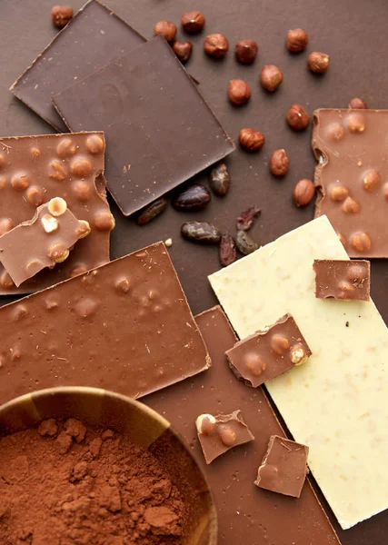 Coklat dengan hazelnut, biji kakao dan bubuk — Stok Foto