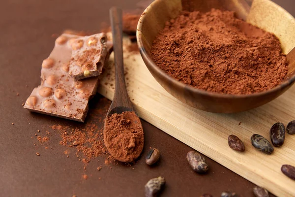Coklat dengan hazelnut, biji kakao dan bubuk — Stok Foto