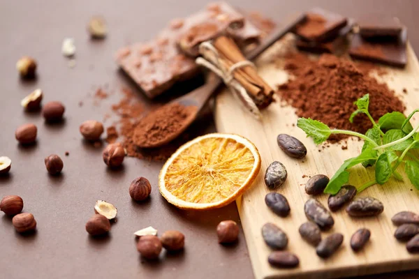 Čokoláda s lískovými oříšky, kakaovými boby a pomerančem — Stock fotografie