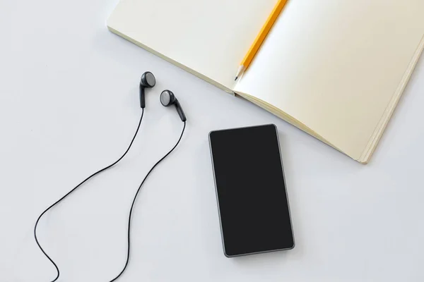 Fones de ouvido, smartphone e notebook com lápis — Fotografia de Stock