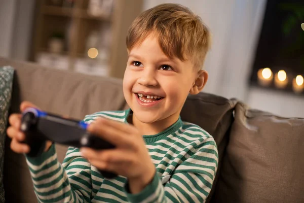 小男孩带着游戏垫在家里玩电子游戏 — 图库照片