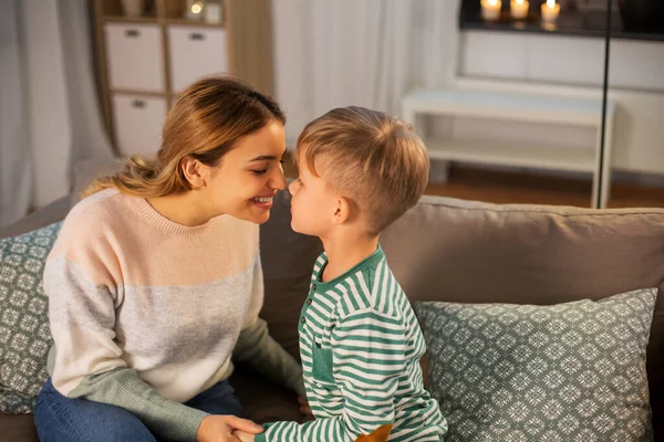 幸せな母親と息子が家で鼻に触れる — ストック写真