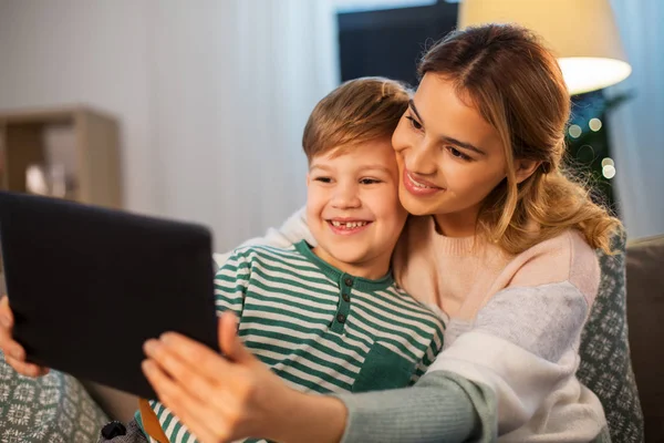 Mutter und Sohn nutzen Tablet-Computer zu Hause — Stockfoto