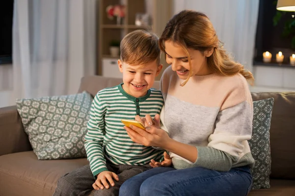 Madre e figlio utilizzando smartphone a casa — Foto Stock