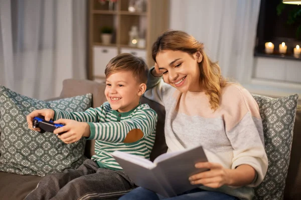 Mère heureuse avec un petit fils passer du temps à la maison — Photo