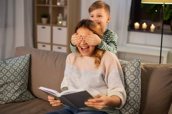 Gelukkig glimlachen moeder spelen met haar zoon thuis — Stockfoto