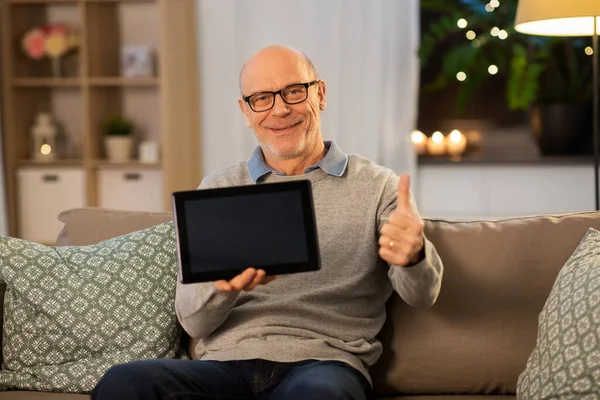 Ευτυχισμένος ηλικιωμένος άνδρας με tablet υπολογιστή στο σπίτι — Φωτογραφία Αρχείου