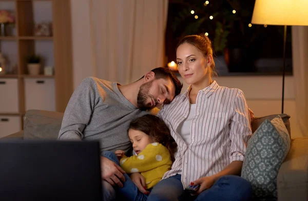 Усталая сонная семья смотрит телевизор дома по ночам — стоковое фото