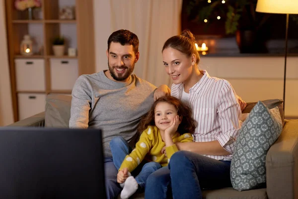 Glückliche Familie, die abends zu Hause fernsieht — Stockfoto