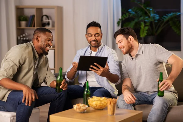 Amis masculins avec tablette pc boire de la bière à la maison — Photo