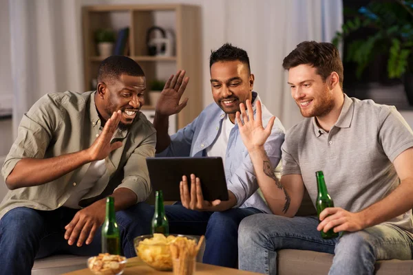 Mężczyzna przyjaciele z tablet picie piwa w domu — Zdjęcie stockowe