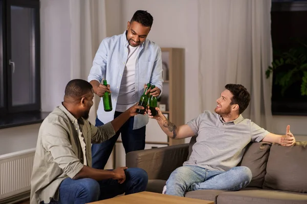 Glückliche männliche Freunde, die nachts zu Hause Bier trinken — Stockfoto