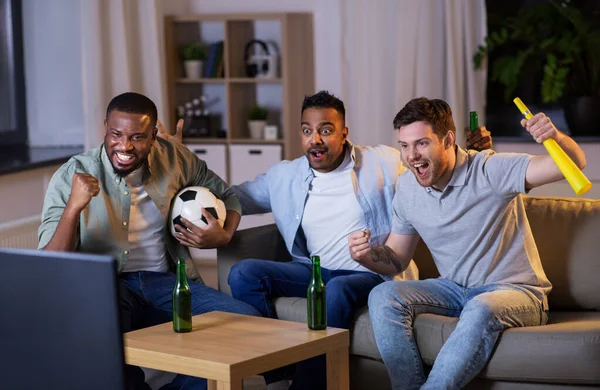 Barátok labda és vuvuzela néz foci — Stock Fotó