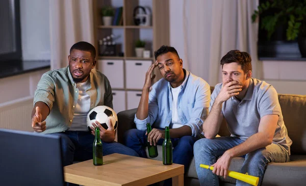 Przyjaciele z piłką i vuvuzela oglądanie piłki nożnej — Zdjęcie stockowe