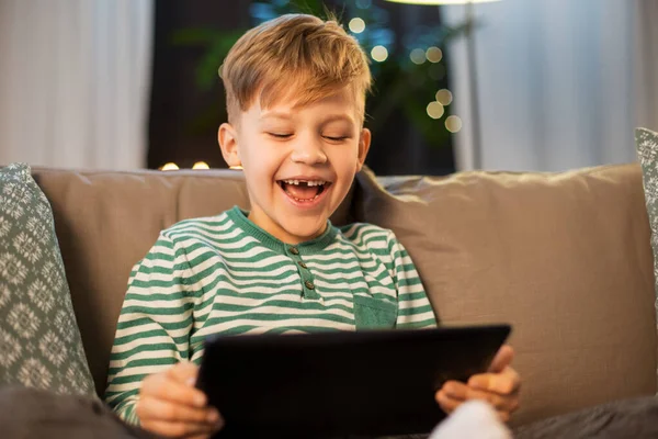 Šťastný chlapeček s počítačem doma — Stock fotografie