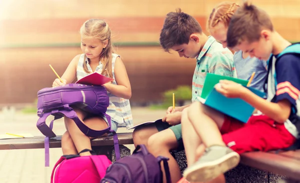 Gruppe glücklicher Grundschüler im Freien — Stockfoto