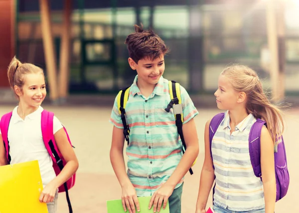 Groupe d'élèves heureux de l'école primaire marchant — Photo