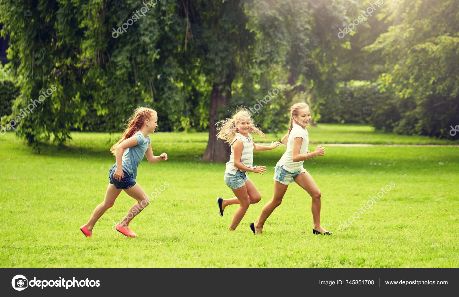 Дети на свежем воздухе. Дети играющие в догонялки. Мальчишки, играющие в догонялки. Playing catch. Children playing catch.