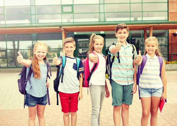 Glückliche Grundschüler zeigen Daumen hoch — Stockfoto