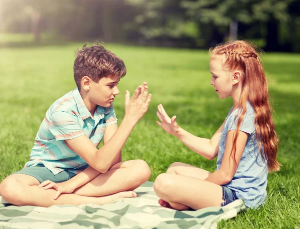 Niños felices jugando piedra-papel-tijeras juego —  Fotos de Stock