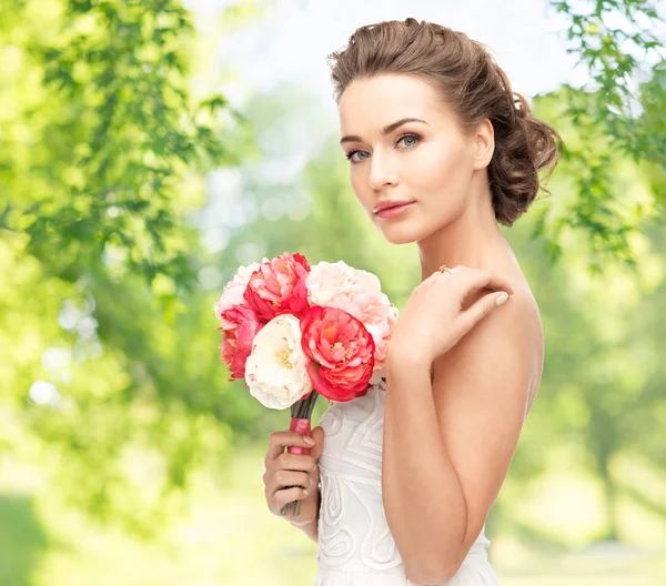 Jonge vrouw of bruid met boeket bloemen — Stockfoto