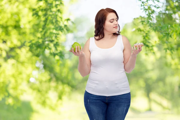 Más tamaño mujer elegir entre manzana y donut — Foto de Stock