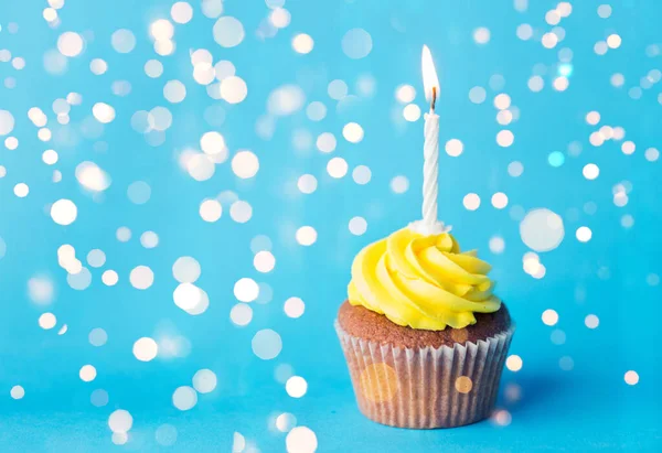 Birthday cupcake with one burning candle — Stock Photo, Image