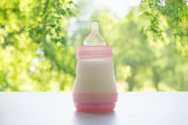 Формула дитячого молока в дитячій пляшці на столі — стокове фото