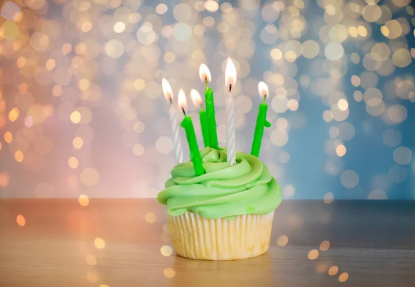 Πράσινο cupcake με έξι κεριά στο τραπέζι — Φωτογραφία Αρχείου
