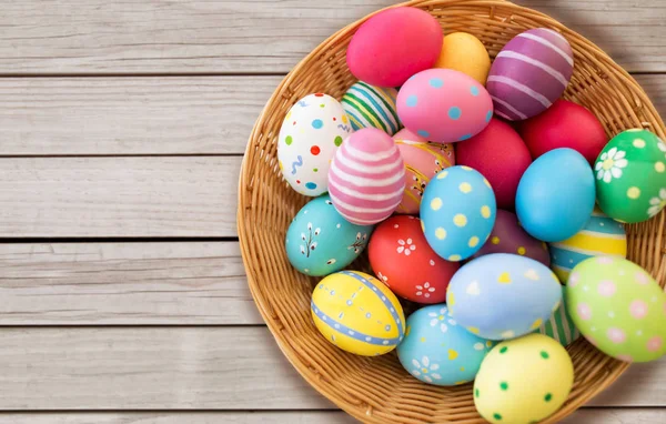 Primer plano de huevos de Pascua de colores en la cesta —  Fotos de Stock