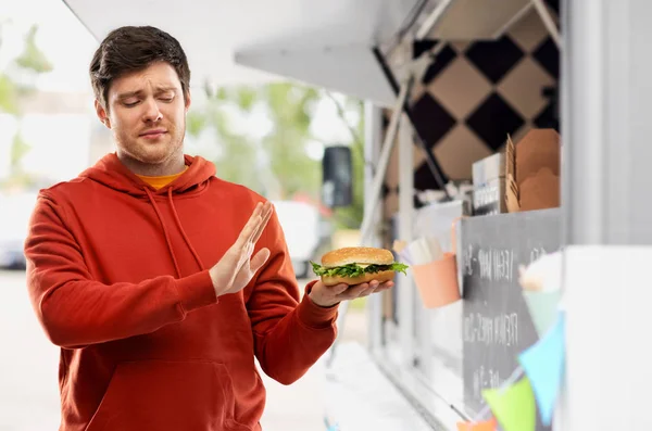 Mladý muž odmítá hamburger v jídelním voze — Stock fotografie