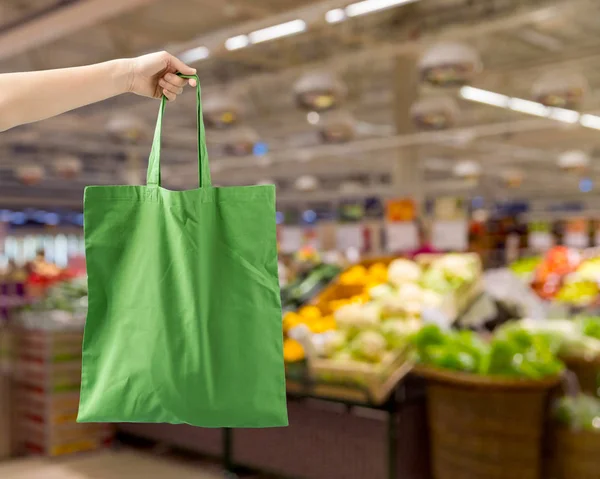 Handhållning återanvändbar duk väska för mat shopping — Stockfoto