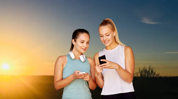 Frauen oder Freundinnen mit Smartphones — Stockfoto