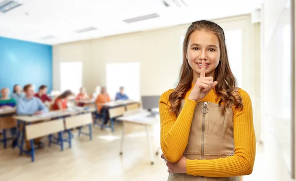 Estudiante chica haciendo silencio gesto en la escuela — Foto de Stock