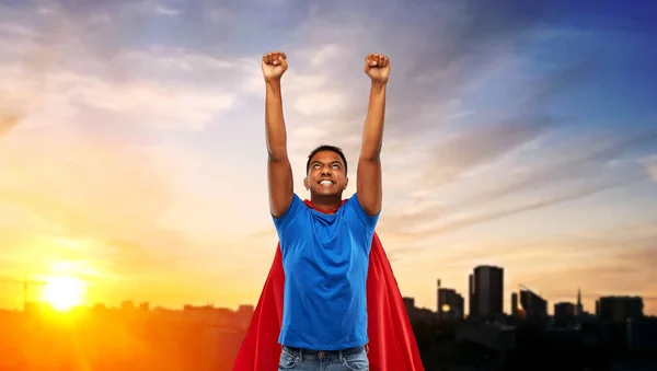 Homem indiano em capa de super-herói voando na cidade — Fotografia de Stock